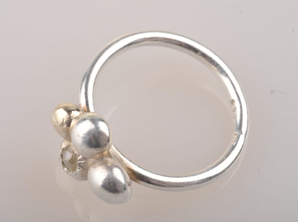 
                  
                    Recyceltes Silber und 8-karätiges Gold Vierblatt Ring mit Diamant
                  
                