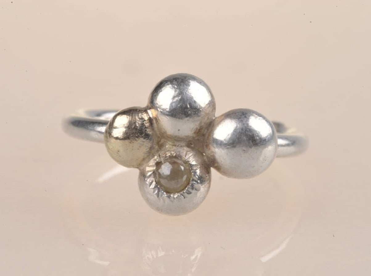 Recyceltes Silber und 8-karätiges Gold Quatrefoil Stacking Ring mit silbernen Diamanten im Rosenschliff. Dieser Ring ist einfach wunderschön. Drei Silber- und ein 8-karätiges Goldnugget schmiegen sich aneinander und bilden eine Caroform. In einem der Silbernuggets ist ein silberner Diamant im Rosenschliff gefasst, dessen ziselierte Fassung einen Kontrast zu dem glänzenden Metall bildet.