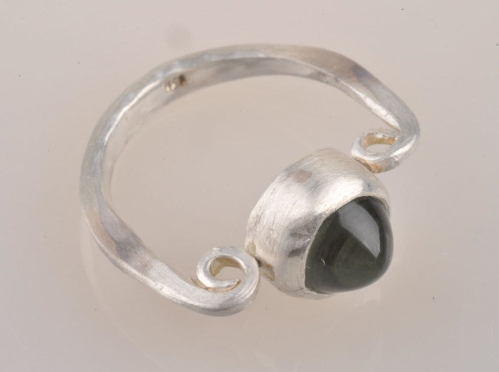 Dieser Ring ist Teil einer Serie, die durch eine Ausstellung römischer Funde in der Gegend, in der ich lebe - dem Rheintal - inspiriert wurde. Der Stein ist ein Prasiolith, auch als grüner Amethyst bekannt. Die Fotos werden der subtilen Farbe nicht gerecht. Der Stein ist 11 mm breit, und die Spitze des Rings ist 23 mm breit. Das Band ist oben 1,5 mm breit und verjüngt sich nach unten auf 3 mm. Dies verleiht dem Stein ein angenehmes Gleichgewicht.